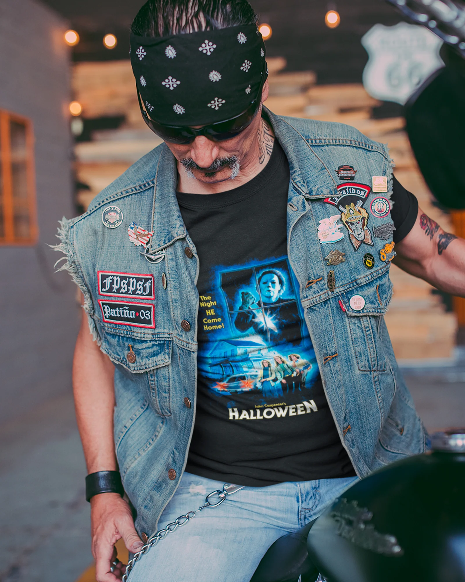 Camiseta Preta Halloween The Night He Comes Home Unissex - Image 4