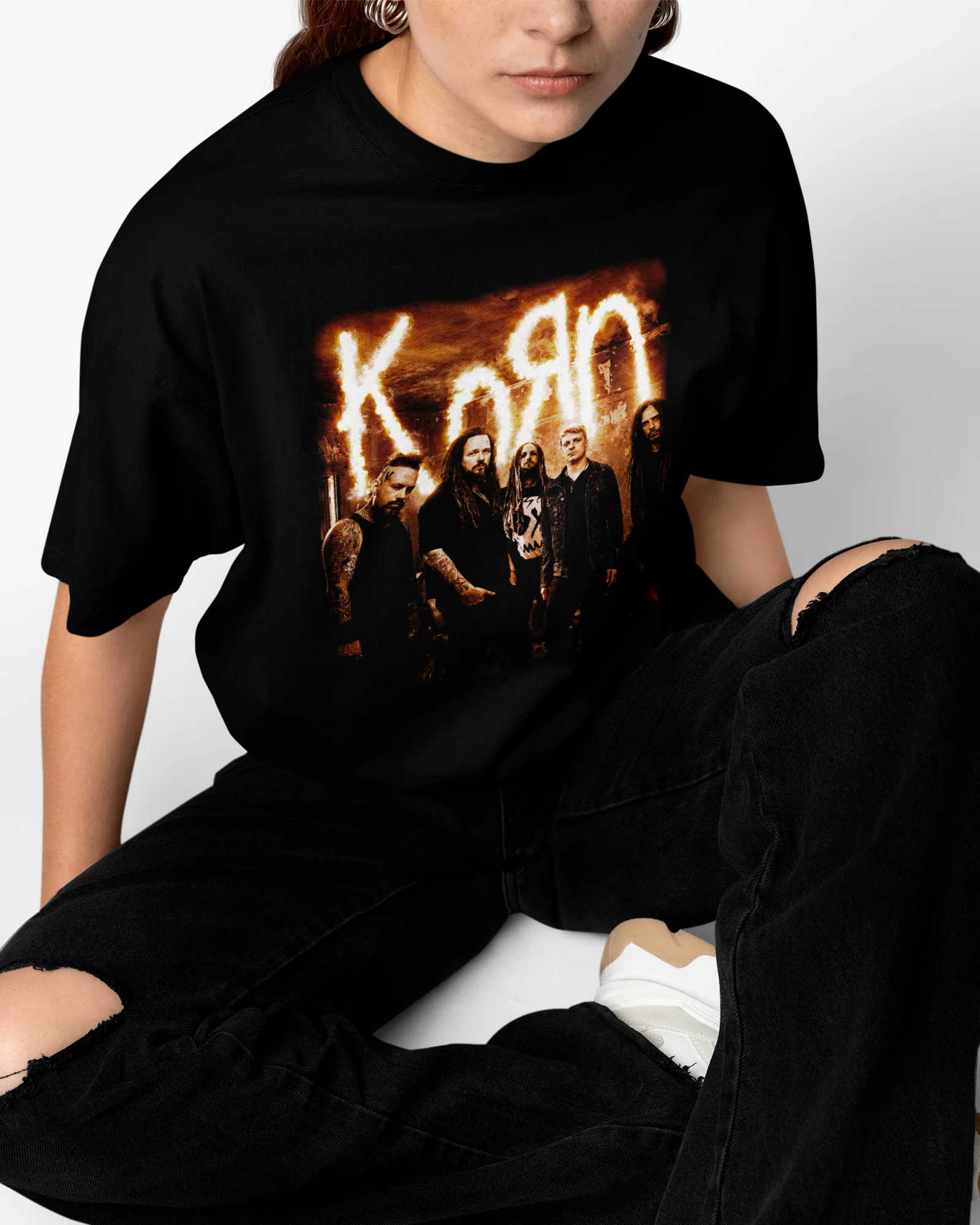 Camiseta Preta Korn Integrantes em Fumaça Rock - Image 3